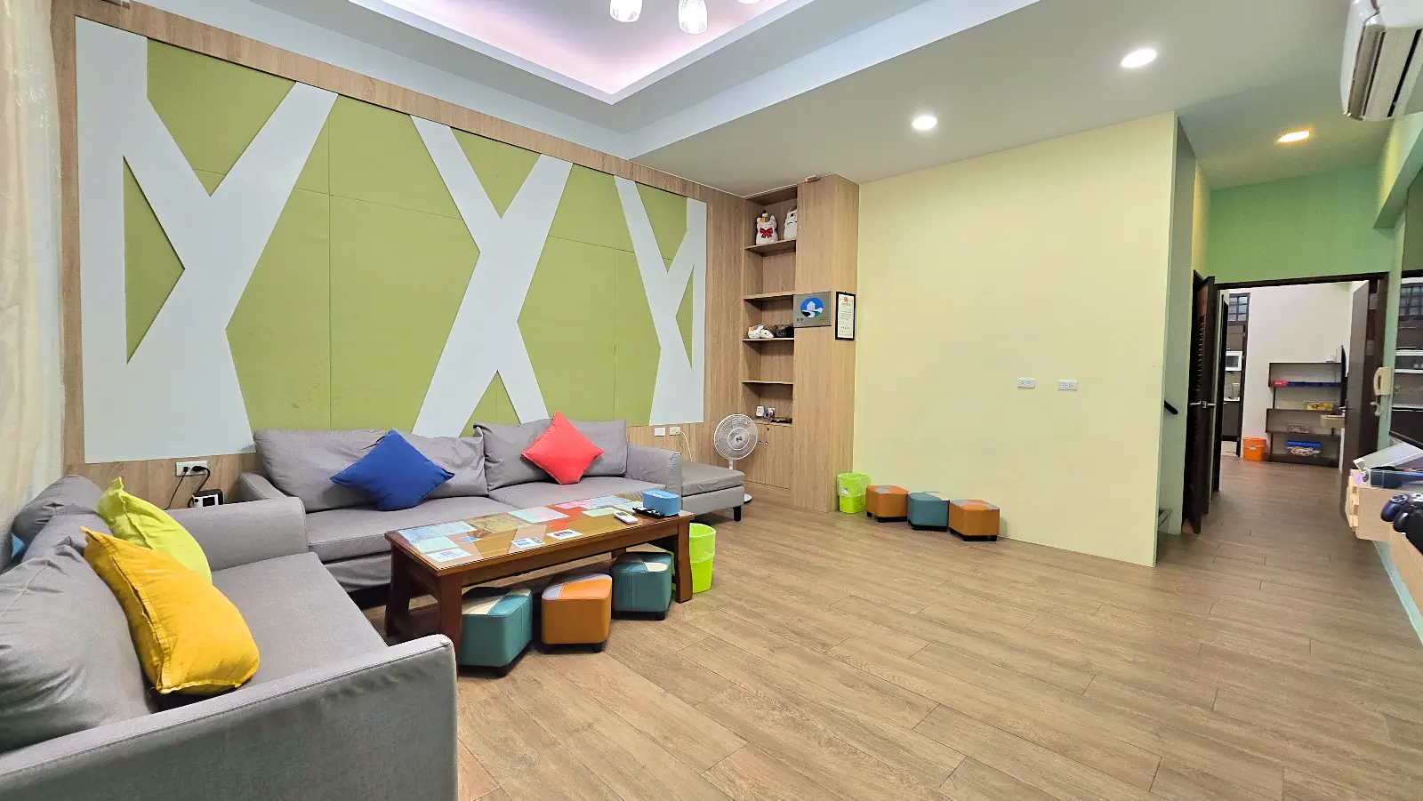 夏樂民宿客廳與沙發區