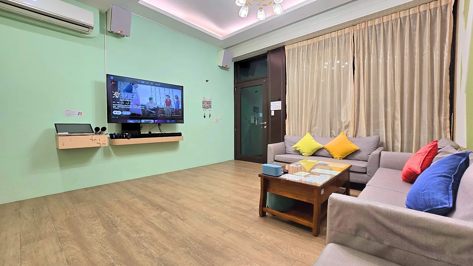 夏樂民宿客廳與電視區