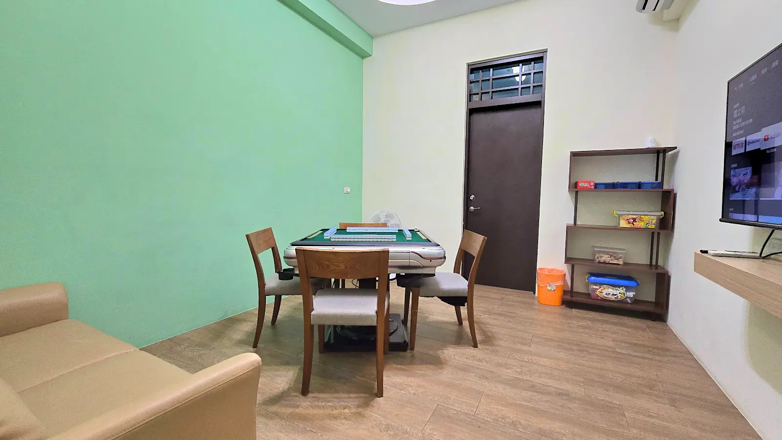 麻將遊戲室沙發與電視