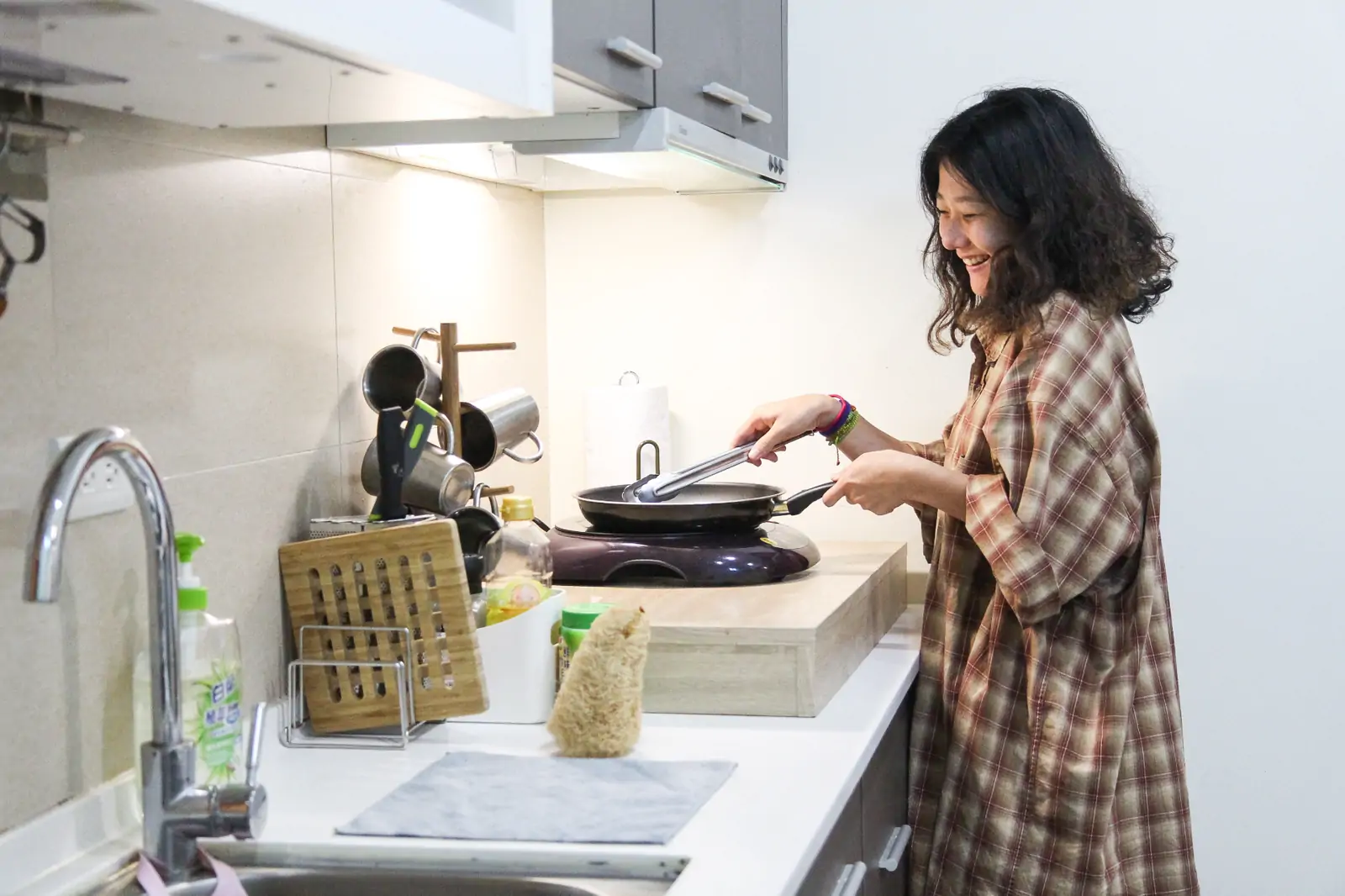 旅客在獨立廚房料理