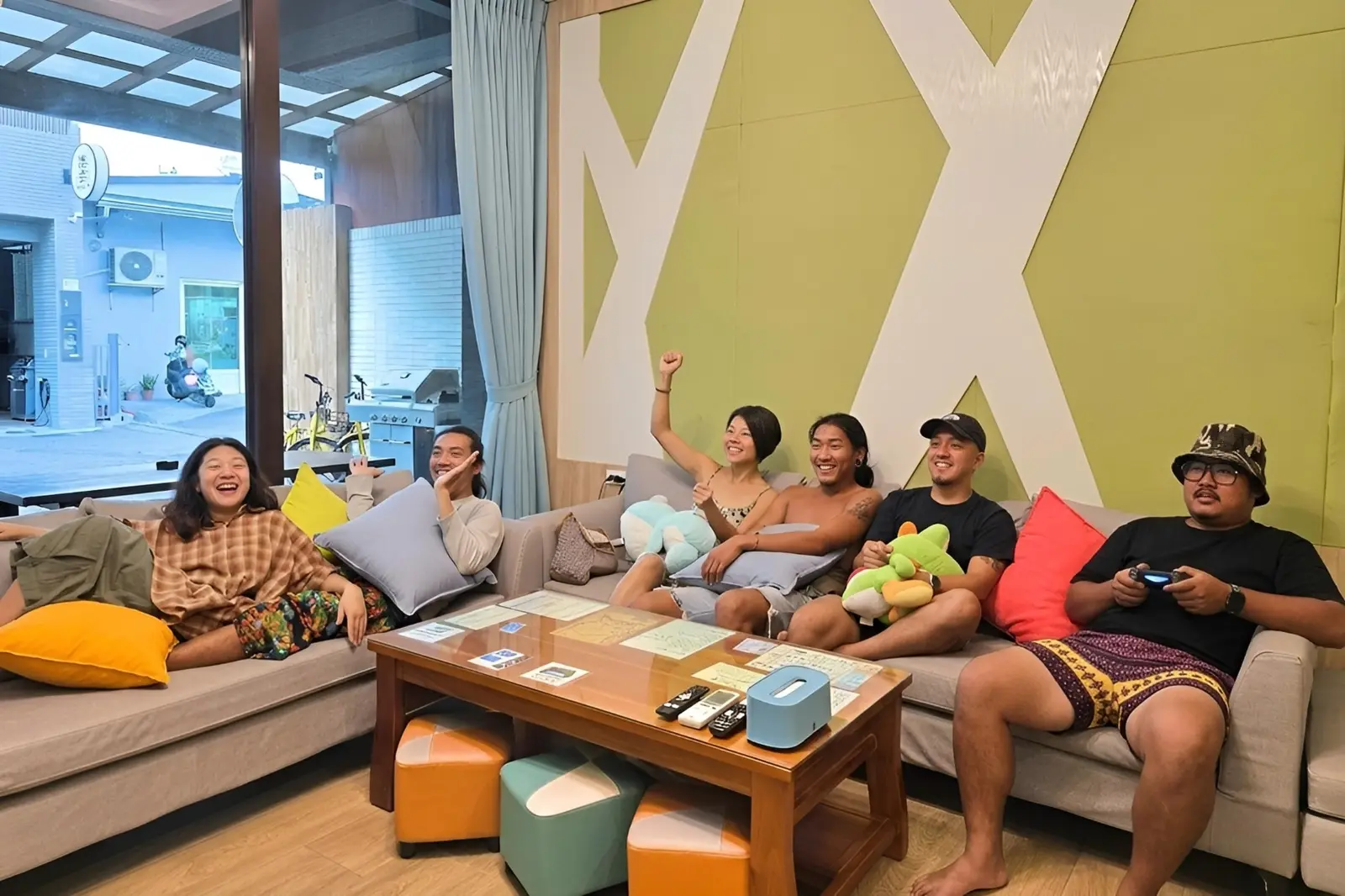 旅客在客廳沙發區玩遊戲