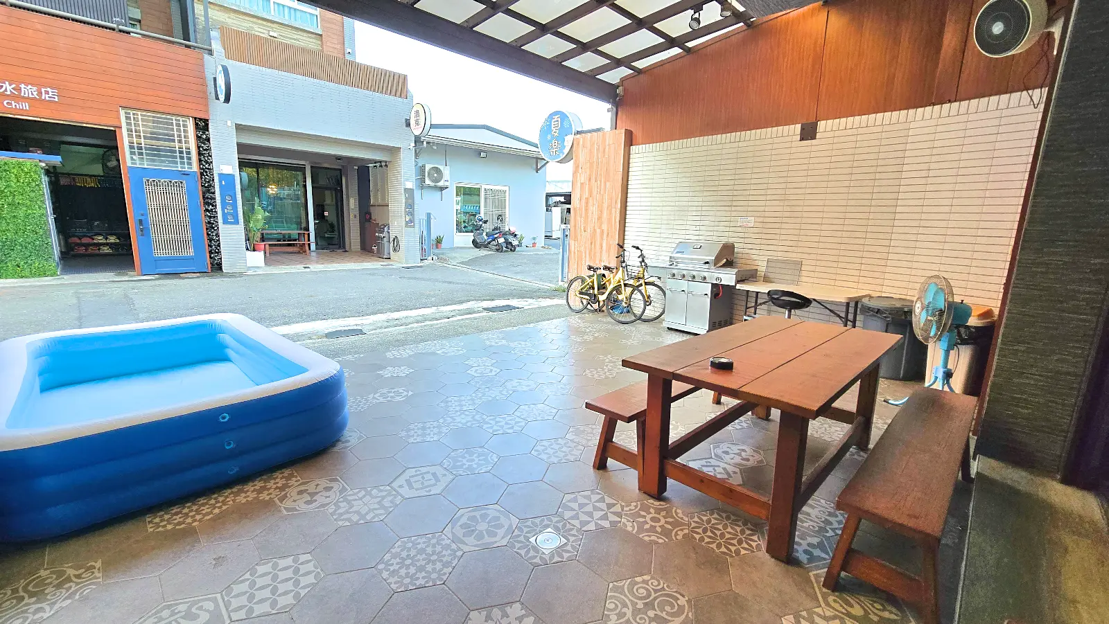 前庭烤肉桌與戲水池空間