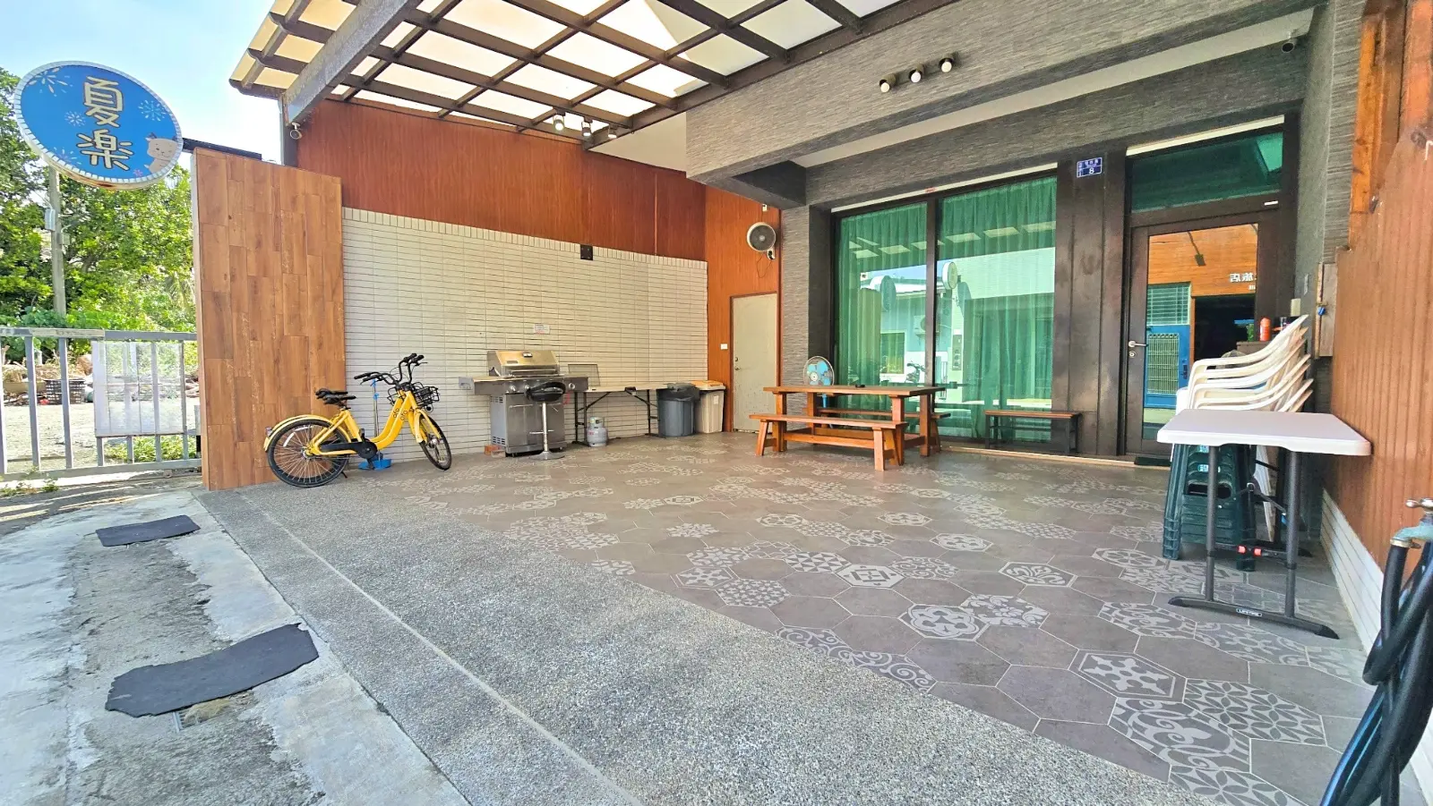 前庭停車與烤肉空間