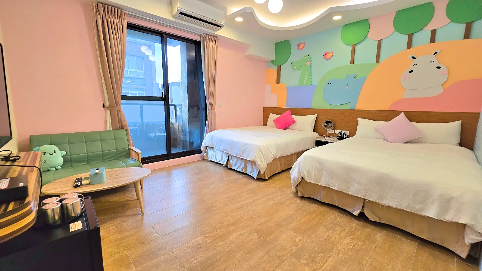201繽紛四人房兩張雙人床與房內空間