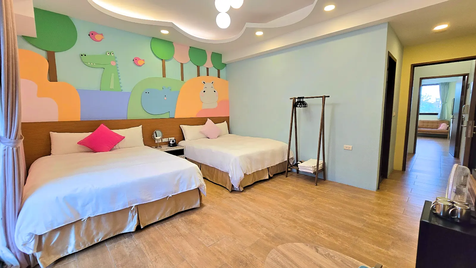 201繽紛四人房另一角度與雙床