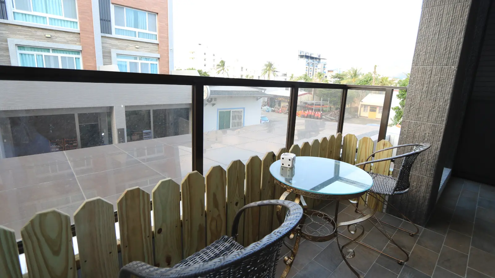 201繽紛四人房陽台桌椅