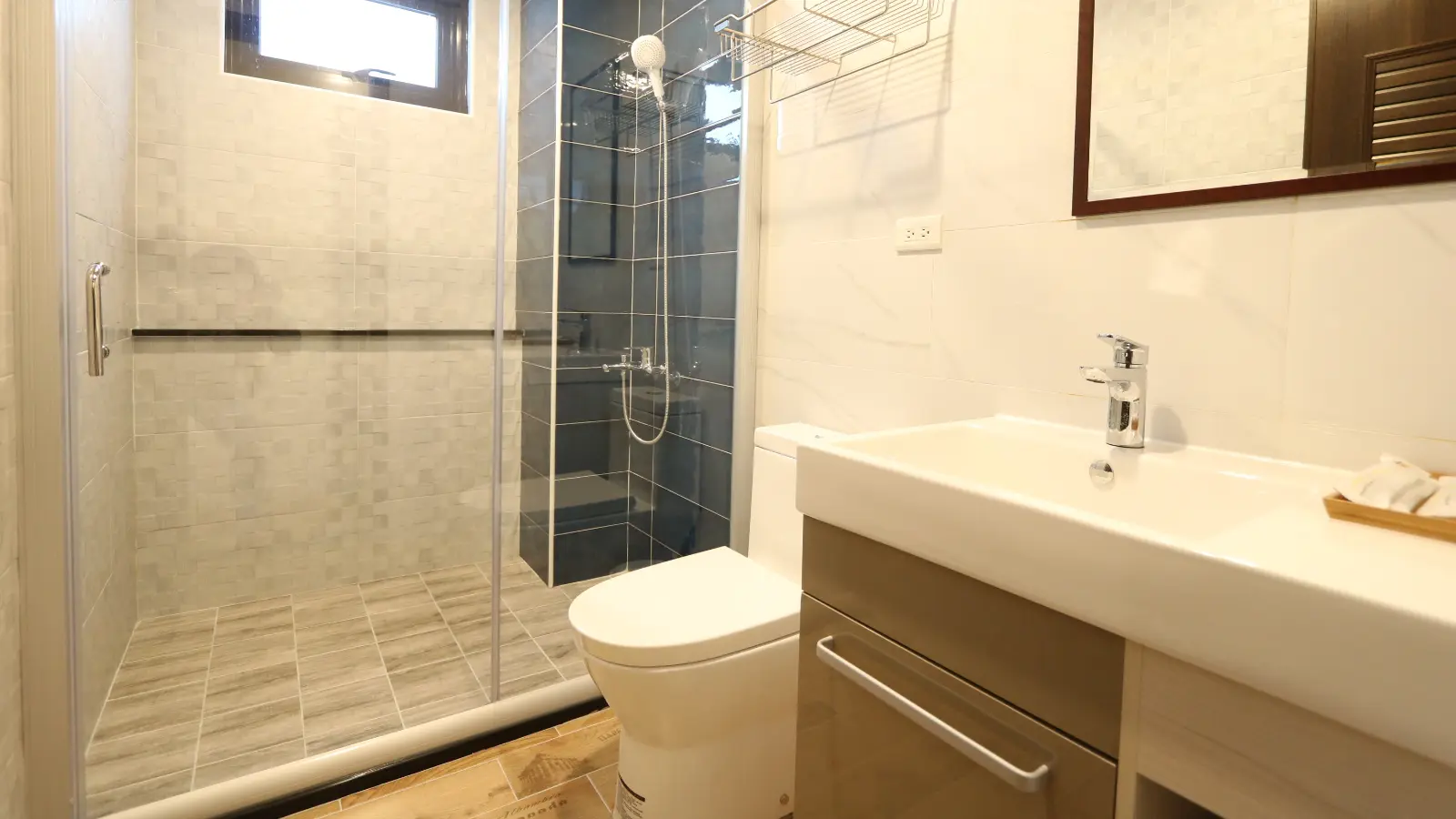 201繽紛四人房衛浴