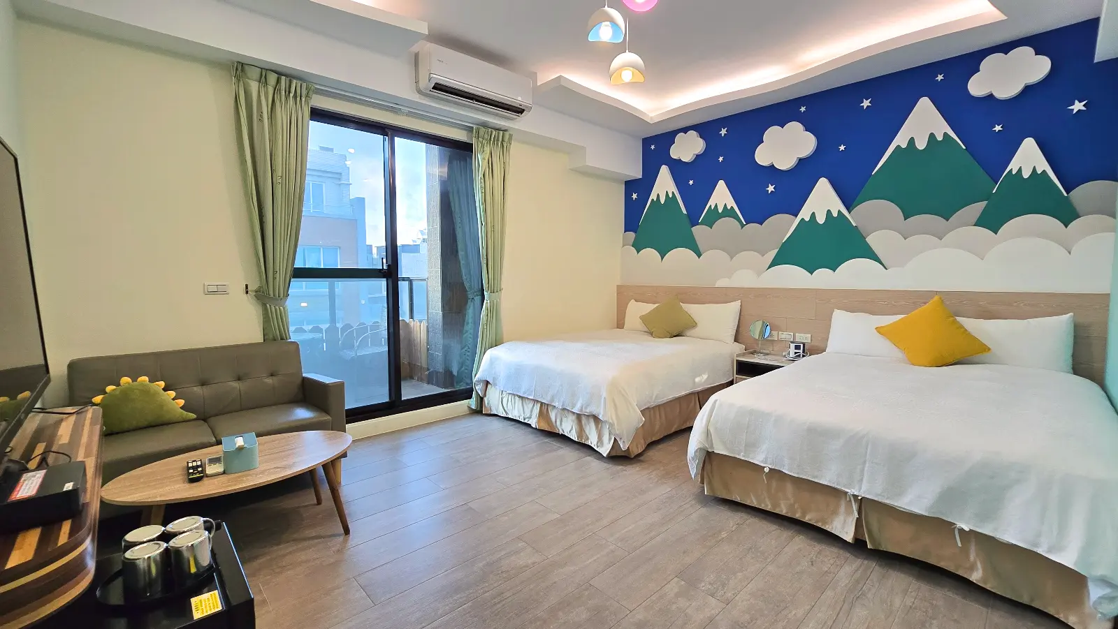 301雲海四人房另一角度與陽台