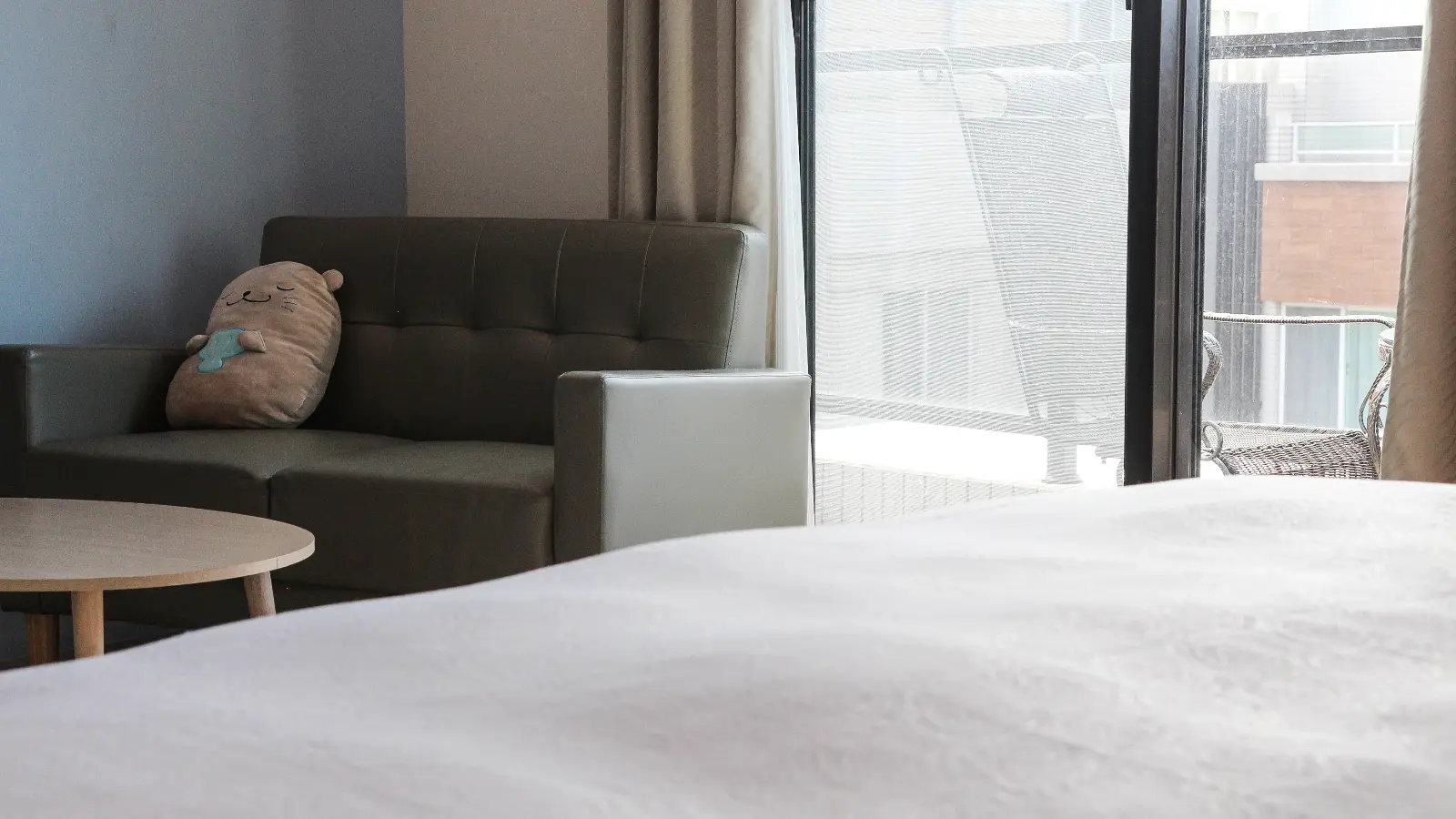 305星空雙人房沙發與床鋪