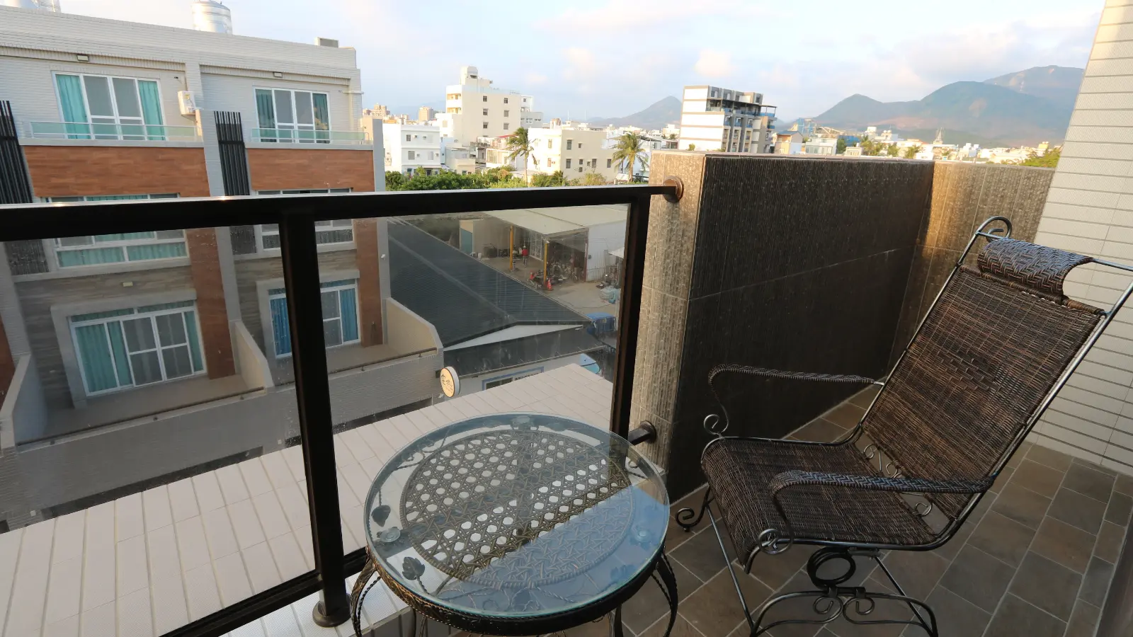 305星空雙人房陽台桌椅與景觀